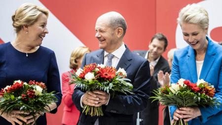 Franziska Giffey, Olaf Scholz und Manuela Schwesig im Willy-Brandt-Haus in Berlin, 27.09.2021 (IMAGO / photothek)