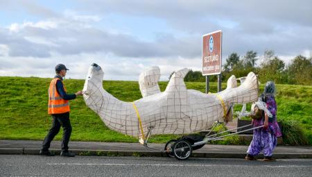 Bamber Hawes (links) und seine Eisbärskulptur Clarion auf dem Weg zur COP26, 24.10.2021 (IMAGO / Images)