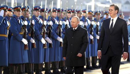 Der russische Präsident Wladimir Putin (links) wird vom serbischen Präsidenten Aleksandar Vucic mit militärischen Ehren in Belgrad begrüßt, 17.01.2019 (IMAGO / ZUMA Wire)