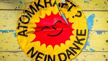 Aufkleber »Atomkraft? – Nein Danke« (IMAGO / Hoch Zwei Stock/Angerer)