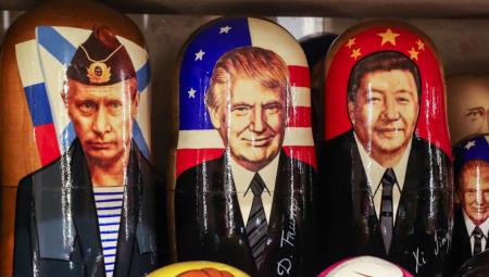 Russische Puppen mit den Konterfeis von Wladimir Putin, Donald Trump und Xi Jinping (IMAGO / ITAR-TASS)
