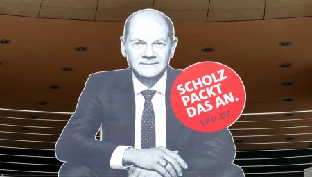 Wahlkampfplakat am Willy-Brandt-Haus, August 2021 (IMAGO / Zoonar)