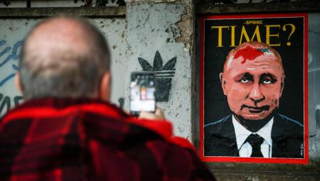Das neueste Werk des Straßenkünstlers »HarryGreb« mit dem Gesicht von Wladimir Putin in Rom, 16.2.2022 (IMAGO / ZUMA Wire)