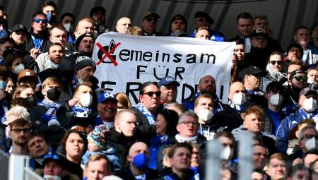 Transparent gegen Gazprom im Stadion des FC Schalke 04 mit dem Schriftzug »Gemeinsam für Frieden« (IMAGO / Jan Huebner)