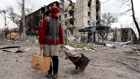 Eine Anwohnerin nahe eines beschädigten Gebäudes in Mariupol, 18.4.2022 (IMAGO / Xinhua)
