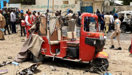 Straßenszene nach einem Selbstmord-Autobombenanschlag an der El-Gab-Kreuzung in der Nähe des Präsidentenpalastes in Mogadischu / Somalia, 25.9.2021 (IMAGO / Xinhua)