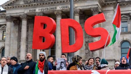 Anhänger der BDS-Kampagne protestieren vor dem Berliner Reichstagsgebäude, 31.1.2020 (IMAGO / snapshot)