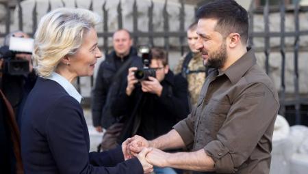 EU-Kommissionspräsidentin Ursula von der Leyen und der ukrainische Präsident Wolodymyr Zelenskyy während eines Treffens in Kiew, 8.4.2022 (IMAGO / ZUMA Press)