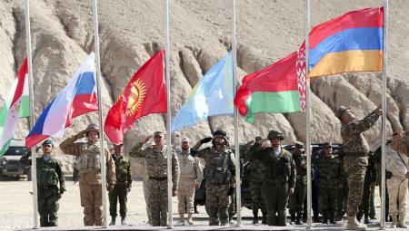 Manöver Echelon 2021 der OVKS-Staaten Tadschikistan, Russland, Kirgisistan, Kasachstan, Belarus und Armenien nahe der afghanischen Grenze in Tadschikistan, 18.10.2021 (IMAGO/ITAR-TASS Peter Kovalev)