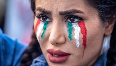 Eine Demonstrantin vor dem iranischen Konsulat in Istanbul, 24.10.2022 (IMAGO / ZUMA Wire)