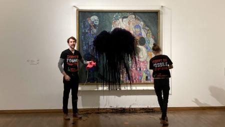 Aktivist:innen der Letzten Generation überschütten ein Gemälde von Gustav Klimt mit Öl, Wien, 15.11.2022 (IMAGO / aal.photo)