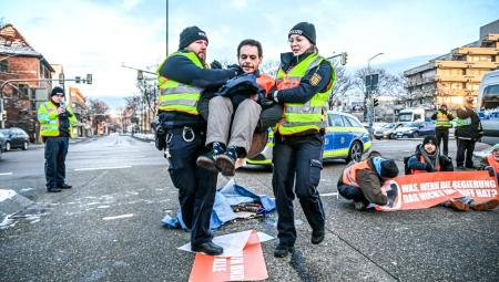 Ein Aktivist der Letzten Generation wird von der Polizei von der Straße getragen, Aalen, 19.1.2023 (IMAGO / onw-images / Marius Bulling)