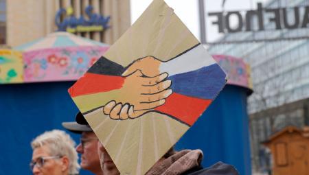 Bei einer Demo mit dem Motto »Für Frieden, für Abrüstung, für eine Welt ohne Kriege« in Chemnitz, 15.4.2022 (IMAGO / HärtelPRESS)