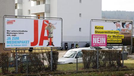 Ja- und Nein-Plakate zu einem Volksentscheid, Zürich, 23.1.2022 (IMAGO / Geisser)