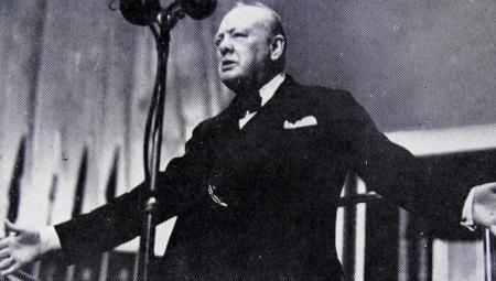 Sir Winston Churchill bei seiner ersten Rede als Premierminister vor dem Unterhaus, 13.5.1940 (IMAGO / United Archives International)