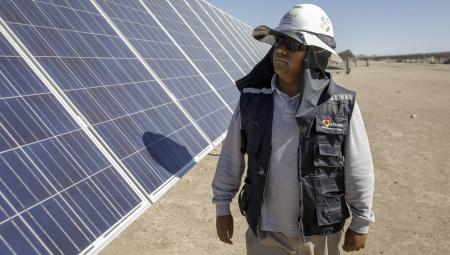 Luis Lopez, Betriebsleiter der Solaranlage Planta Solar Jama, prüft die Solarpanels, Atacama Wüste, Chile, 17.10.2017 (IMAGO / photothek)