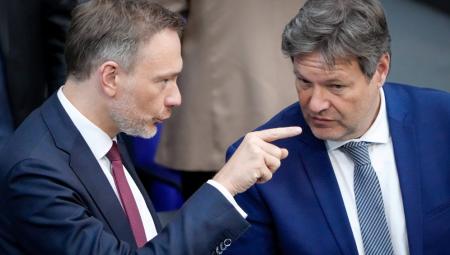Finanzminister Christian Lindner (FDP) und Wirtschafts- und Klimaminister Robert Habeck (Gruene), 30.3.2023 (IMAGO / Political-Moments)