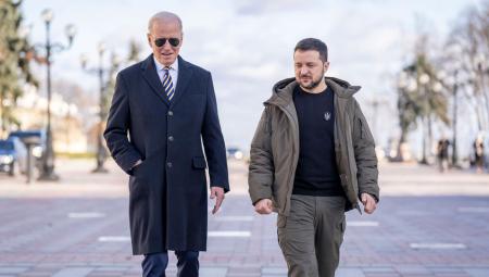 US-Präsident Joe Biden und der ukrainische Präsident Wolodymyr Selenskyj in Kiew, 20.2.2023 (IMAGO / ZUMA Wire / Adam Schultz / White House)