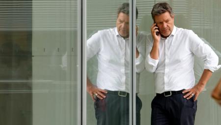 Wirtschafts- und Klimaminister Robert Habeck nach dem Not-Heizungsgipfel in Berlin, 13.6.2023 (IMAGO / Political-Moments)