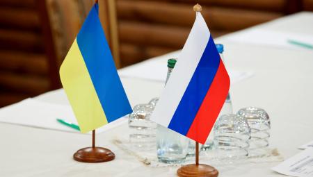 Die ukrainische und die russische Flagge, 3.3.2022 (Maxim Guchek / BelTA / TASS)
