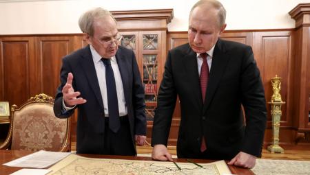 Wladimir Putin und der Präsident des russischen Verfassungsgerichts Waleri Sorkin im Moskauer Kreml, 23.5.2023 (IMAGO / ITAR-TASS)