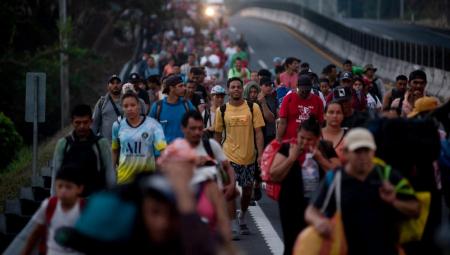Migrant:innen aus Zentralamerika auf ihrem Weg zur US-Grenze in Tapachula, Chiapas, Mexiko, 24.4.2023 (IMAGO / ZUMA Wire / Hector Adolfo Quintanar Perez)
