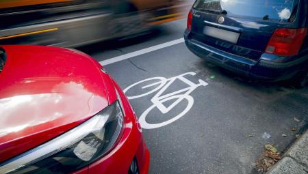 Zwei Autos stehen auf einem Radweg in Berlin, 27.6.2023 (IMAGO / photothek / Thomas Trutschel)