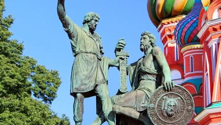 Statue von Kusma Minin und Dmitri Poscharski vor der Basilius-Kathedrale in Moskau. Die beiden waren Führer einer russischen Volkserhebung gegen die polnisch-litauische Besetzung während der Smuta genannten "Wirren" Anfang des 17. Jahrhunderts, 6.12.2020 (IMAGO / Pond5)
