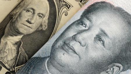 Ein Dollar- und ein Yuan-Schein, 13.10.2020 (IMAGO / Panthermedia / yetiyeaw)