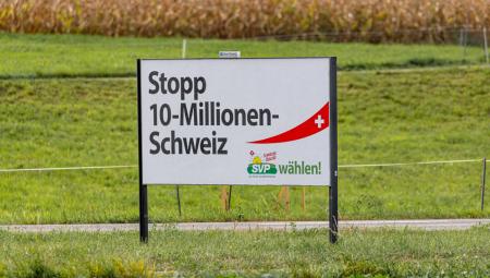 Ein Plakat der Schweizerischen Volkspartei (SVP Schweiz) auf dem eine Beschränkung der Wohnbevölkerung gefordert wird, Niederglatt, Schweiz, 30.9.2023 (IMAGO / dieBildmanufaktur)