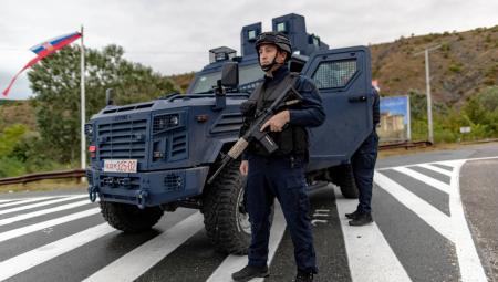 Kosovarische Polizisten am Ortseingang von Banjska, 25.9.2023 (IMAGO / VXimages.com/ Vudi Xhymshiti)