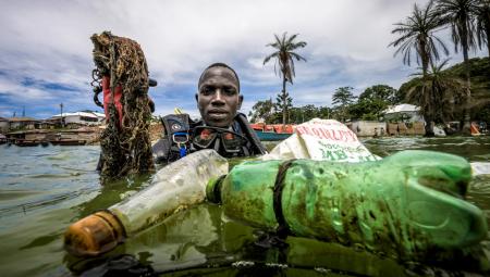 Agrey Dravule beim Lake Cleanup des Victoriasees (© Yannick Tylle)