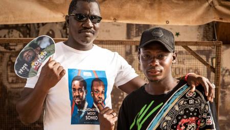 Während des Wahlkampfes: Ein Mann trägt ein T-Shirt mit dem Bildnis des Oppositionskandidaten Bassirou Diomaye Faye an der Seite von Ousmane Sonko, Thiès, Senegal, 21.3.2024 (IMAGO / Le Pictorium / Nicolas Remene)