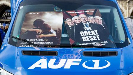 Ein »Auf1«-Auto bei einer pro-russischen Friedensdemo in München. »Auf1« verbreitet rechtsextreme Inhalte und spricht vor allem Klimawandelleugner, Verschwörungstheoretiker sowie Putin-Anhänger an, 5.4.2023 (IMAGO / aal.photo)