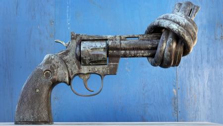 Die Skulptur »Non Violence« des schwedischen Künstlers Carl Fredrik Reuterswaerd steht als Friedenssymbol seit 1988 vor dem Hauptsitz der Vereinten Nationen. Wie aber kann eine wirksame Friedenspolitik nach der Zeitenwende aussehen? Foto vom 28.9.2013 (IMAGO / photothek / Thomas Koehler)