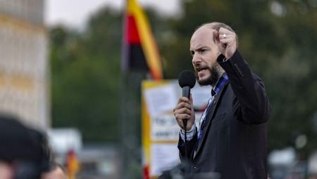 Martin Kohlmann von Pro Chemnitz spricht bei einer Demonstration vor dem Stadion vom Chemnitzer FC, 30.08.2018 (IMAGO / Paul Sander)