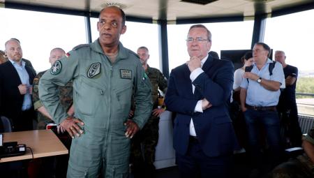 Bundesverteidigungsminister Boris Pistorius neben Oberst Sammy Mbassa bei seinem Besuch im Fliegerhorst in Büchel, 18.7.2024 (IMAGO / Panama Pictures)