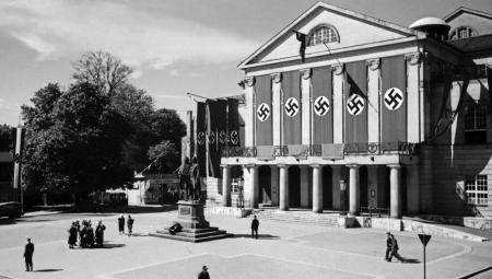 Das Deutschen Nationaltheater mit dem Goethe-Schiller-Denkmal in Weimar um 1930 (IMAGO / United Archives / M-Verlag Berlin / A. Schulze)