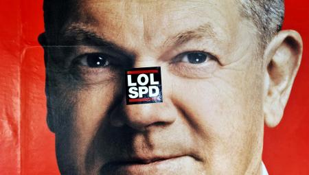 Ein »LOL SPD«-Sticker klebt auf einem Wahlplakat von Olaf Scholz, 9.6.2024 (IMAGO / Emmanuele Contini)