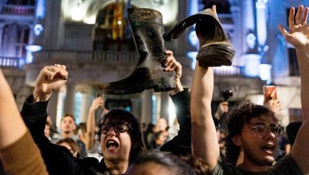 Demonstration in Valencia gegen die spanische und valencianische Regierung nach der Flutkatastrophe, bei der mind. 200 Menschen gestorben sind, 11.11.2024 (IMAGO / SOPA Images / Davide Bonaldo)