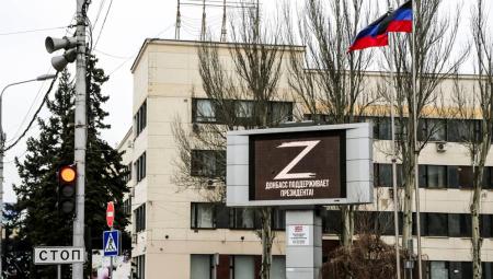 Auf einem russischen Propagandaplakat in Donezk steht unter einem Z-Zeichen: Donbass unterstützt den Präsidenten! 5.3.2022 (Valentin Sprinchak / IMAGO / ITAR-TASS)
