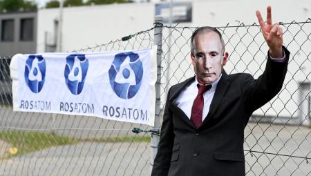 Ein Aktivist mit Putin-Maske in Lingen, 27.6.2024 (IMAGO / diebildwerft)