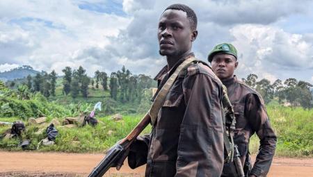 Soldaten in der östlichen Provinz Nord-Kivu, Demokratische Republik Kongo (DRK). Im Ostkongo wurden laut Angaben des WFP seit November 2024 rund 200.000 Menschen vertrieben. Foto vom 14.1.2025 (IMAGO / Xinhua)