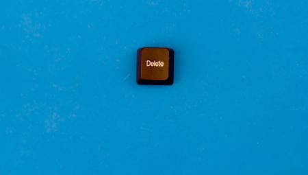 Symbolbild: »Delete«-Taste vor blauem Hintergrund (IMAGO / Pond5 Images)