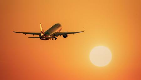 Fliegen gehört in Deutschland mittlerweile zur sozialen Norm, obwohl die Klimaschäden durch den Flugverkehr bekannt sind. (IMAGO / imagebroker)