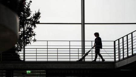 Reinigungskraft im Bundestag. Die EU-Mindestlohn-Richtlinie könnte gekippt werden (IMAGO / Chris Emil Janßen)