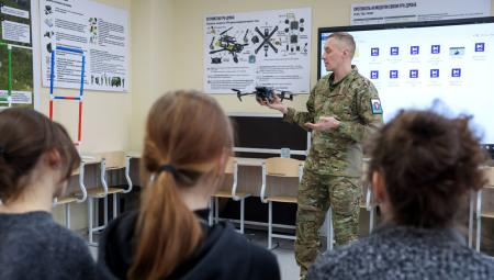 Drohnen-Unterrichtseinheit einer Kinder- und Jugend-Militär-Organisation (»Voin«) in Jekaterinburg, 20.2.2025 (IMAGO / ITAR-TASS)