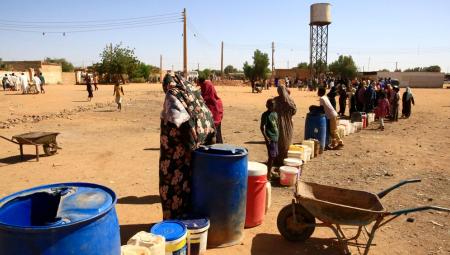 Sudanes:innen warten stundenlang an von Generatoren betriebenen Brunnen, um Trinkwasser zu erhalten, 18.1.2025 (IMAGO / Xinhua / Mohamed Khidir)
