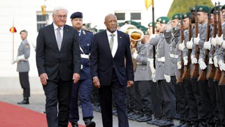 Bundespräsident Frank-Walter Steinmeier empfängt Nangolo Mbumba, den Staatspräsidenten Namibias, im Schloss Bellevue (IMAGO / Metodi Popow)