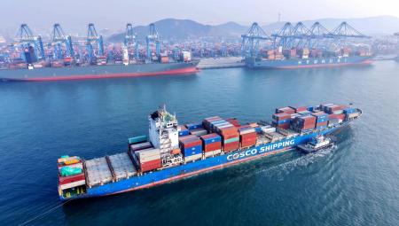 Ein Containerschiff läuft aus dem Hafen im chinesischen Qingdao aus. Er gehört zu den zehn verkehrsreichsten Häfen der Welt und spielt eine zentrale Rolle im internationalen Handel, 9.3.2025 (IMAGO / Avalon.red)